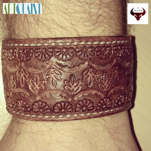 خرید، قیمت و مشخصات دستبند حکاکی شده چرمی با رویه چرم بزی طبیعی و آستر چرم هورس گاوی | هنرظریف