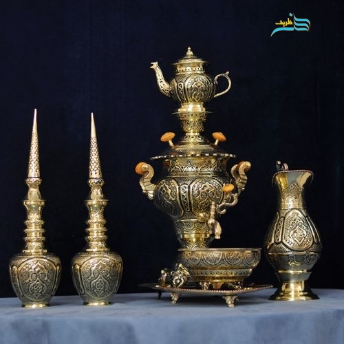 خرید، قیمت و مشخصات کامل سرویس 5 تکه سماور دکوری برنجی و تنگ شاخدار، قلم دست استاد لطفی، زیر قیمت بازار | هنرظریف