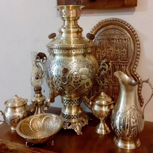 خرید، قیمت و مشخصات سماور ذغالی برنجی 6 لیتری طرح پایه گل، همراه با سرویس 7 پارچه برنجی | هنرظریف