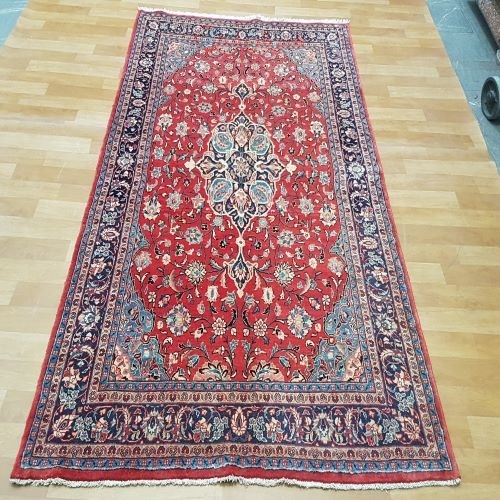 خرید آنلاین، فرش دستباف ساروق طرح لچک و ترنج سایز پرده اي رنگ زمینه لاكي رنگ حاشیه سرمه اي کد ۳۹۵۳۴ | هنرظریف