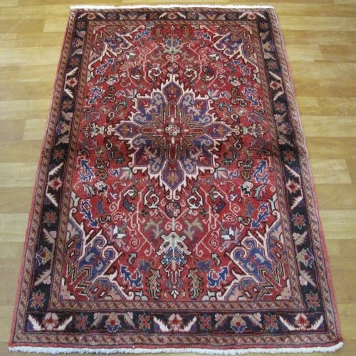 خرید آنلاین، فرش دستباف هريس طرح لچک و ترنج سایز ذرع و نيم رنگ زمینه لاكي رنگ حاشیه سرمه اي کد ۳۹۵۵۹ | هنرظریف
