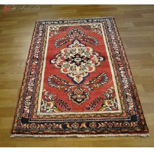 خرید آنلاین، فرش دستبافت لیلیان کد 40023  طرح لچک و ترنج بافته شده با الیاف رنگ ثابت، رنگ زمینه لاکی و حاشیه سرمه ای، زیر قیمت بازار | هنرظریف