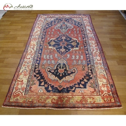 خرید آنلاین، فرش قدیم دستبافت 60 ساله بیجار کد 40017  رنگ زمینه لاکی و حاشیه ی سرمه ای، طرح ترنج و ماهی، زیر قیمت بازار | هنرظریف
