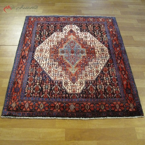 خرید آنلاین، قالیچه ی دستبافت سنندج طرح لچک و ترنج، کد 40132 با زمینه کرمی بافته شده با الیاف طبیعی و حاشیه لاکی، رنگ ثابت همراه باتراکم بالا، زیر قیمت بازار | هنرظریف