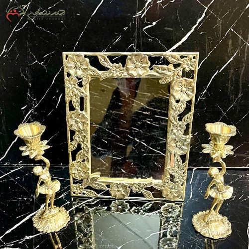 خرید آنلاین، آینه و شمعدان برنزی سه تیکه کد 22 طرح زیبای گل یاس برجسته طلایی رنگ، با قیمت عالی | هنرظریف