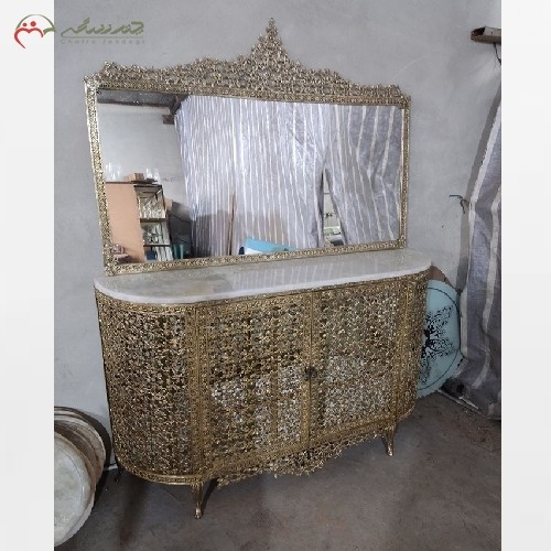 خرید آنلاین، آینه کنسول ویترین دار  از جنس برنز، پر نقش و نگار و درب ها و بغل ها تمام برنز کار دست، زیر قیمت بازار | هنررظریف