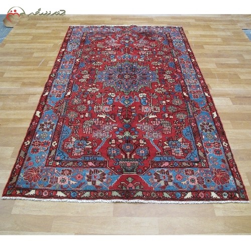خرید آنلاین، فرش دستبافت نهاوند با زمینه ی لچک و ترنج  کد 39974، رنگ زمینه لاکی و حاشیه های آبی همراه گارانتی، با قیمت مناسب | هنرظریف