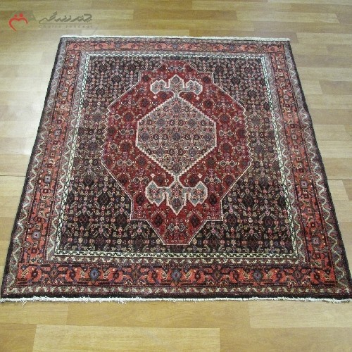 خرید آنلاین، فرش دستبافت سنندج کد 40105 طرح لچک و ترنج با رنگ زمینه و حاشیه لاکی، ماندگاری بالا، زیر قیمت بازار | هنرظریف