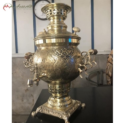 خرید، قیمت و مشخصات سماور ذغالی 6 لیتری تولید شده با ورق ضخیم برنج با بالا ترین کیفیت و رنگ طلایی آبکاری شده همراه با قلم زنی دست، زیر قیمت بازار | هنرظریف