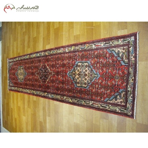 خرید آنلاین، فرش کناره همدان کد 39059 در طرح 3 ترنج با زمینه لاکی و حاشیه کرم، تراکم بالا همراه با ضمانت، زیر قیمت بازار | هنرظریف