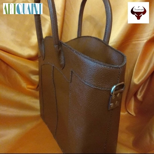 کیف چرمی مجلسی زنانه تهیه شده از چرم گاوی فلوتر و دوخته شده با نخ موم زده ایتالیایی