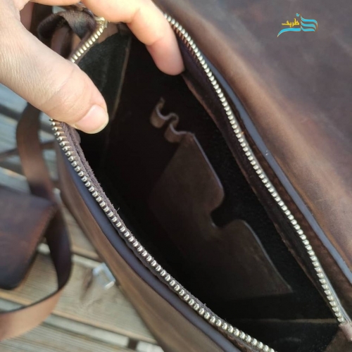 کیف دوشی مردانه دست دوز و دستساز، چرم بی نظیر کریزی هورس