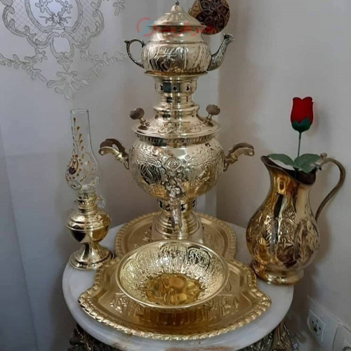 سماور زغالی برنجی دسته شاخ 3 لیتری، قلم کاری شده، همراه با سرویس 5 تکه