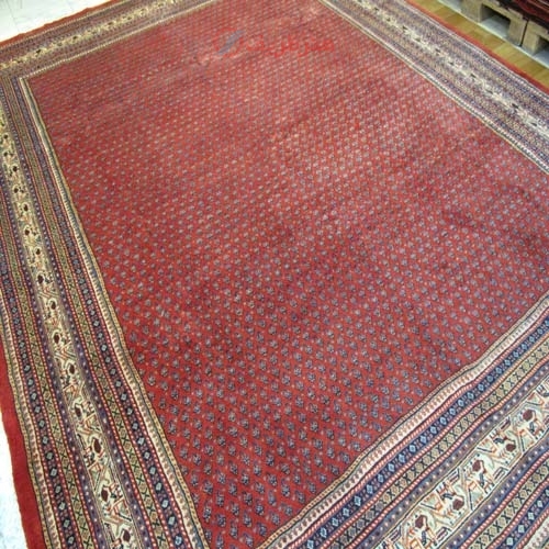فرش دستباف ساروق مير طرح بته مير سراسر سایز قالي رنگ زمینه لاكي رنگ حاشیه كرم کد ۳۹۴۷۸ - هنرظریف