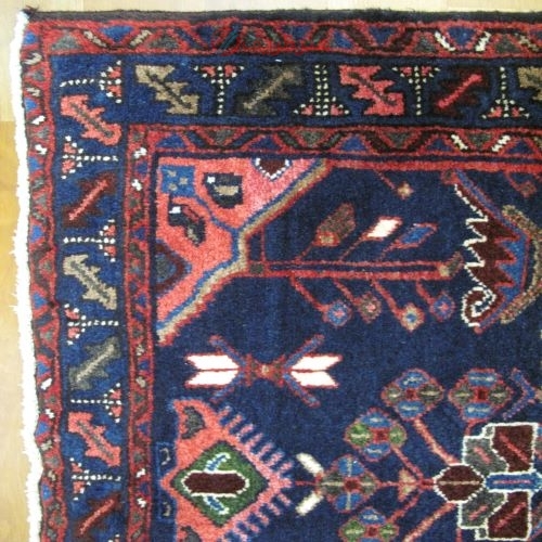 فرش دستباف استلک ساوه طرح لچک و ترنج سایز ذرع و نيم رنگ زمینه سرمه اي رنگ حاشیه سرمه اي کد ۴۰۰۳۰