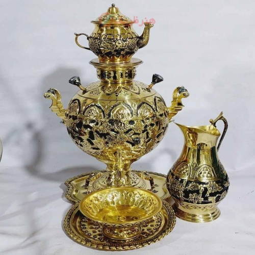 سماور 6 لیتری جهان نما زغالی، قلم زنی گل و مرغ طلایی به همراه کنار سماوری
