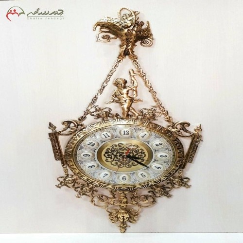 ساعت دیواری آویز برنزی با طرح پسر بچه ایستاده، شکیل و زیبا