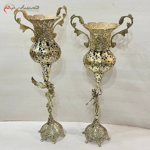 کاپ پایه دار برنزی طرح فرشته بالدار و بانو با دسته های برگ ریز برجسته، ریز نقش - هنرظریف