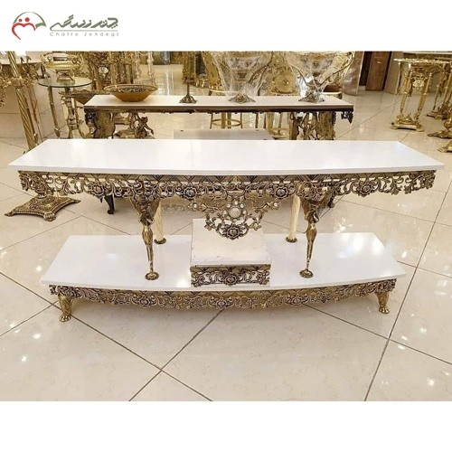 میز تلویزیون تسمه برنزی با صفحه سفید ام دی اف، طرح برجسسته گل سرخ،  بسیار شکیل