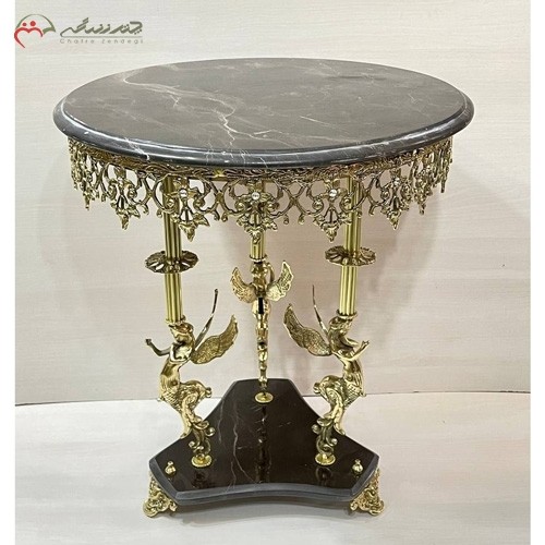 میز خاطره برنز گرد، صفحه سنگی مرمر مشکی ، با ستون طرح سه فرشته بالدار، پایه های کوچک کار شده - هنرظریف