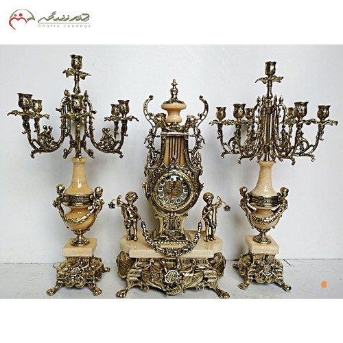 ست ساعت و شمعدان برنزی سلطنتی، سه تکه، پایه دار همراه با سنگ پرتقالی و سنگ مرمر درجه یک - هنرظریف