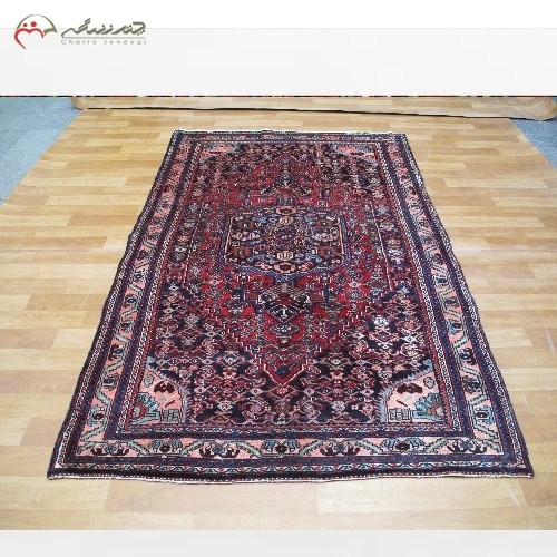فرش دستبافت بیجار کد 39002، طرح ترنج با زمینه لاکی و حاشیه دوغی/ روناسی در دوغ، تراکم بالا - هنرظریف