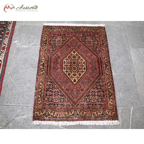 فرش دستبافت بیجار کد 39025 با طرح زمینه لچک و ترنج ،تراکم بالا، رنگ لاکی و حاشیه کرم دارای ضمانت نامه - هنرظریف