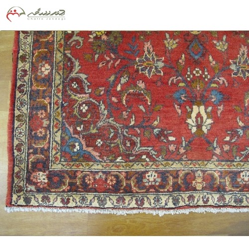 قالیچه دستبافت همدان کد 39086 با نخ درجه یک،طرح لچک و ترنج، زمینه لاکی و حاشیه سرمه ای همراه با ضمانت