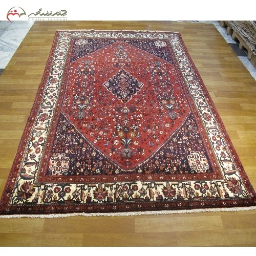 فرش دستبافت آباده کد 39320 با نقشه تماشایی، طرح لچک و ترنج با زمینه لاکی و حاشیه کرم - هنرظریف