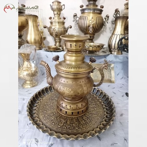 کتری برنجی با قلمزنی شکاری همراه سینی در دو طرح استوانه و عدسی، دسته های گوزنی