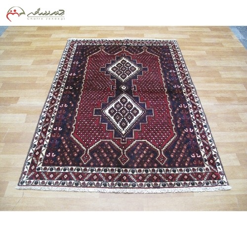 فرش دستبافت سیرجان کد 39715 در طرح بی نظیر 2 ترنج با زمینه و حاشیه های لاکی، دارای ضمانت نامه