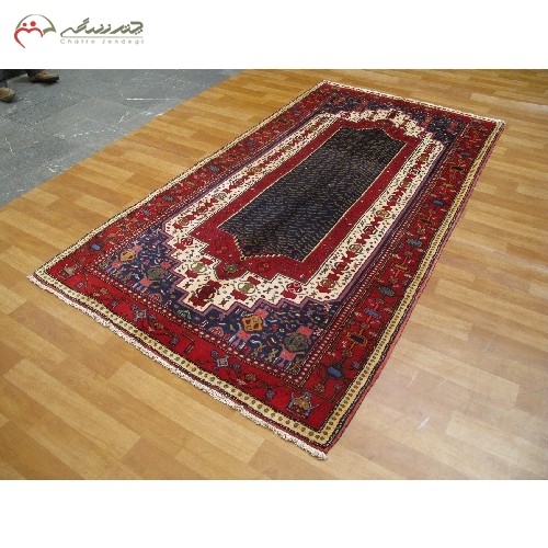 فرش دستبافت سنندج کد 40046 در طرح لچک و ترنج با زمینه کرمی و حاشیه لاکی، بسیار درخشنده