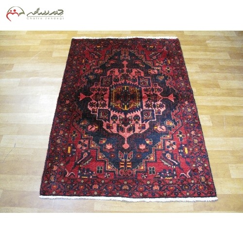 فرش دستبافت بروجرد کد 40054 در طرح شکیل لچک و ترنج با حاشیه و زمینه ی سرمه ای، تقارن رنگ بی نظیر با ضمانت نامه