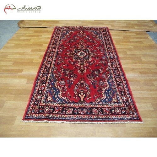 فرش دستبافت همدان کد 40078 نقشه لچک و ترنج با زمینه ی لاکی و حاشیه های کرم - هنرظریف