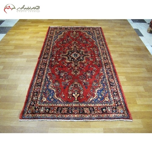 فرش دستبافت همدان کد 40079 طرح لچک و ترنج با زمینه ی لاکی و حاشیه ی سرمه ای با کیفیت عالی - هنرظریف