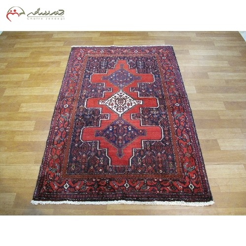 فرش دستبافت سنندج کد 40101 در طرح 3 ترنج با رنگ زمینه و حاشیه های لاکی