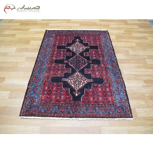 فرش دستبافت سنندج کد 40103 بافته شده با الیاف طبیعی، نقشه 3 ترنج و رنگ زمینه سرمه ای و حاشیه های آبی - هنرظریف