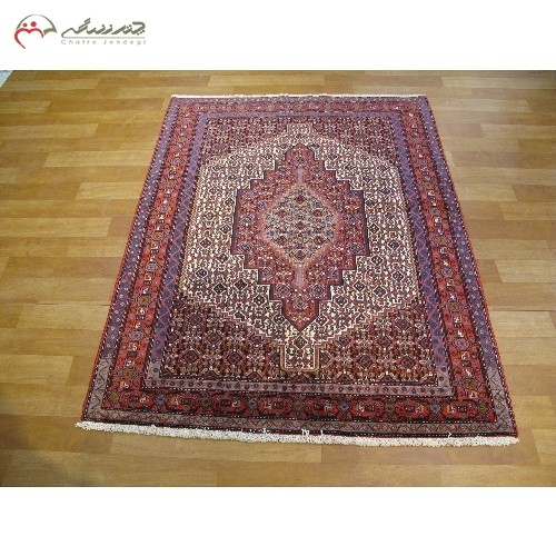 فرش دستبافت سنندج ( نوبافت )، کد 40120 در طرح لچک و ترنج با نقشه بی نظیر و زمینه کرم و حاشیه ی لاکی، دارای ضمانت - هنرظریف