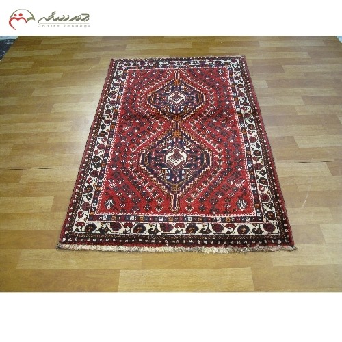 فرش دستبافت شیراز کد 39791 با نقشه ی زیبای 2 ترنج با رنگ زمینه ی لاکی و حاشیه کرمی