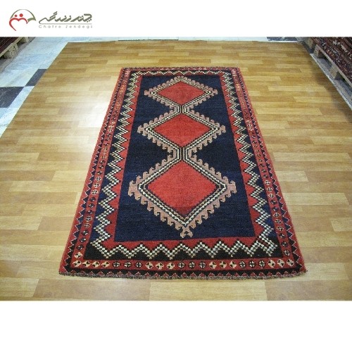 قالیچه ی دستبافت لرستان طرح 3 ترنج  کد 39859  با رنگ زمینه ی سرمه ای و حاشیه های لاکی