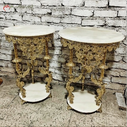 میز خاطره ی پر کار برنزی در طرح پایه فرشته های بالدار و صفحه سنگی نشکن سفید با حاشیه های گل رز تاج دار با ضمانت
