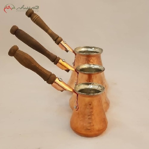 قهوه جوش های مسی در ابعاد مختلف با بدنه ی سفید کاری شده و دسته های چوبی، طراحی سنتی کد 116 - هنرظریف