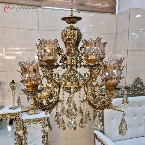 لوستر برنزی مدل کلاسیک با بدنه کار شده دارای 5 شاخه، رنگ ثابت و کیفیت اعلاء