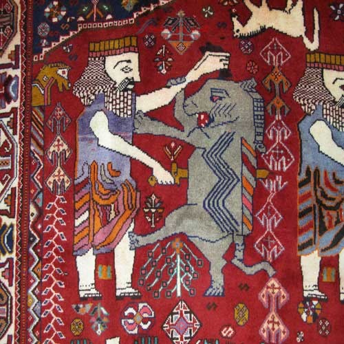 فرش دستباف شيراز طرح تخت جمشید سایز قالي رنگ زمینه لاكي رنگ حاشیه كرم کد ۳۸۵۱۱