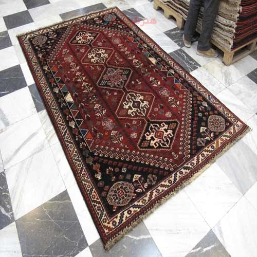 فرش دستباف شيراز طرح ۵ ترنج سایز پرده اي رنگ زمینه لاكي رنگ حاشیه كرم - هنرظریف