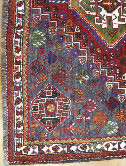 فرش دستباف شيراز طرح ۳ ترنج سایز ذرع و نيم رنگ زمینه لاكي رنگ حاشیه كرم کد ۳۸۵۳۷