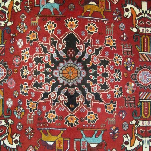 فرش دستباف شيراز طرح تخت جمشید سایز قالي رنگ زمینه لاكي رنگ حاشیه كرم کد ۳۸۵۱۱