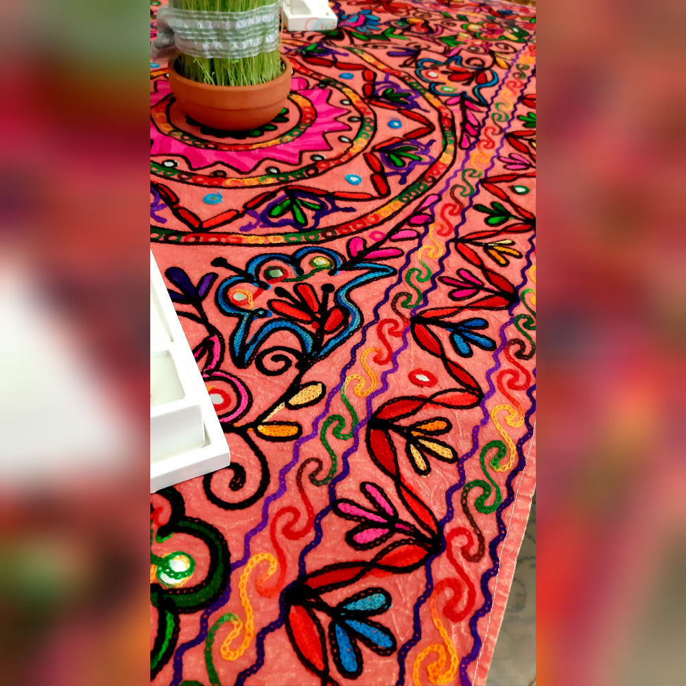 رومیزی مستطیل  سوزن دوزی و آینه کاری B-2 با پارچه کتان قابل شستشو دارای حاشیه و صدف