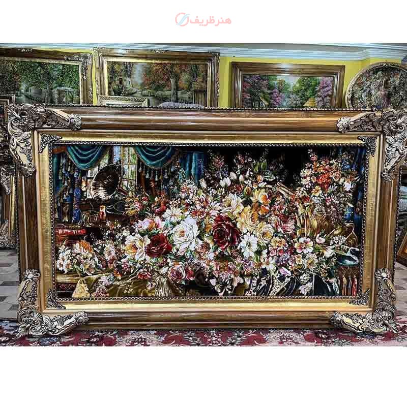 تابلو فرش دستباف گل و گرامافون، چله ابریشمی پر از ابریشم، 50 رج با قاب چوبی درجه 1 - هنرظریف