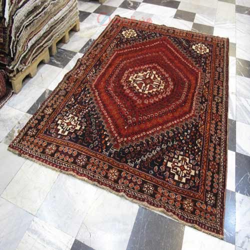 فرش دستباف شيراز در مغازه طرح لچک و ترنج سایز قالي رنگ زمینه لاكي رنگ حاشیه قهوه اي - هنرظریف